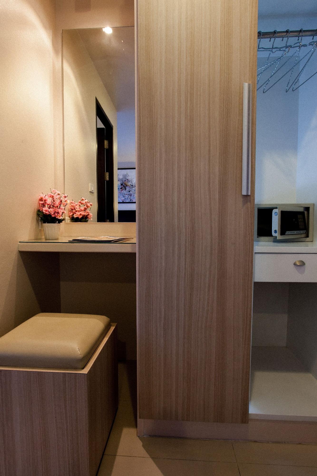 Hotel @ White Patong Esterno foto