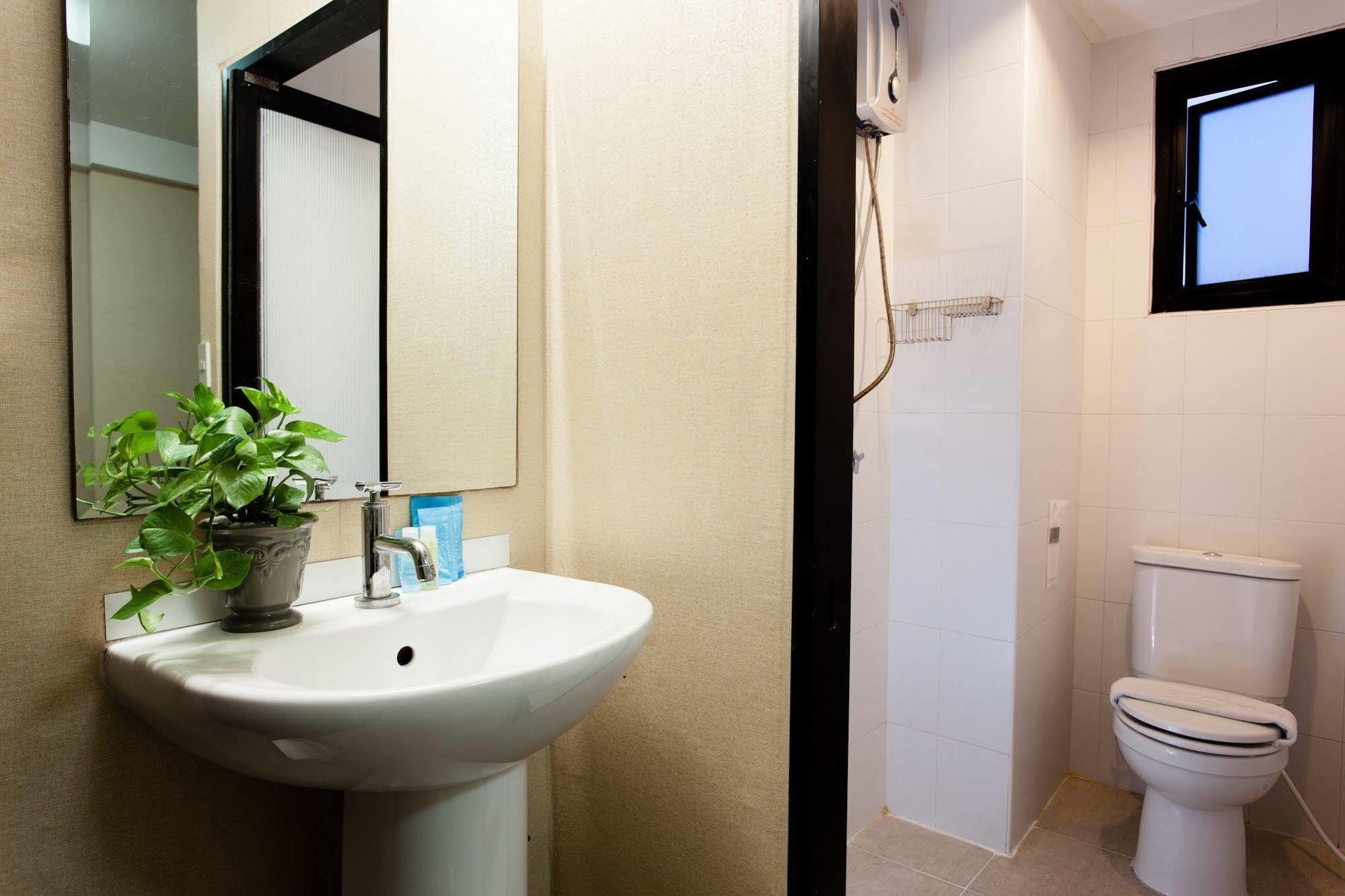 Hotel @ White Patong Esterno foto