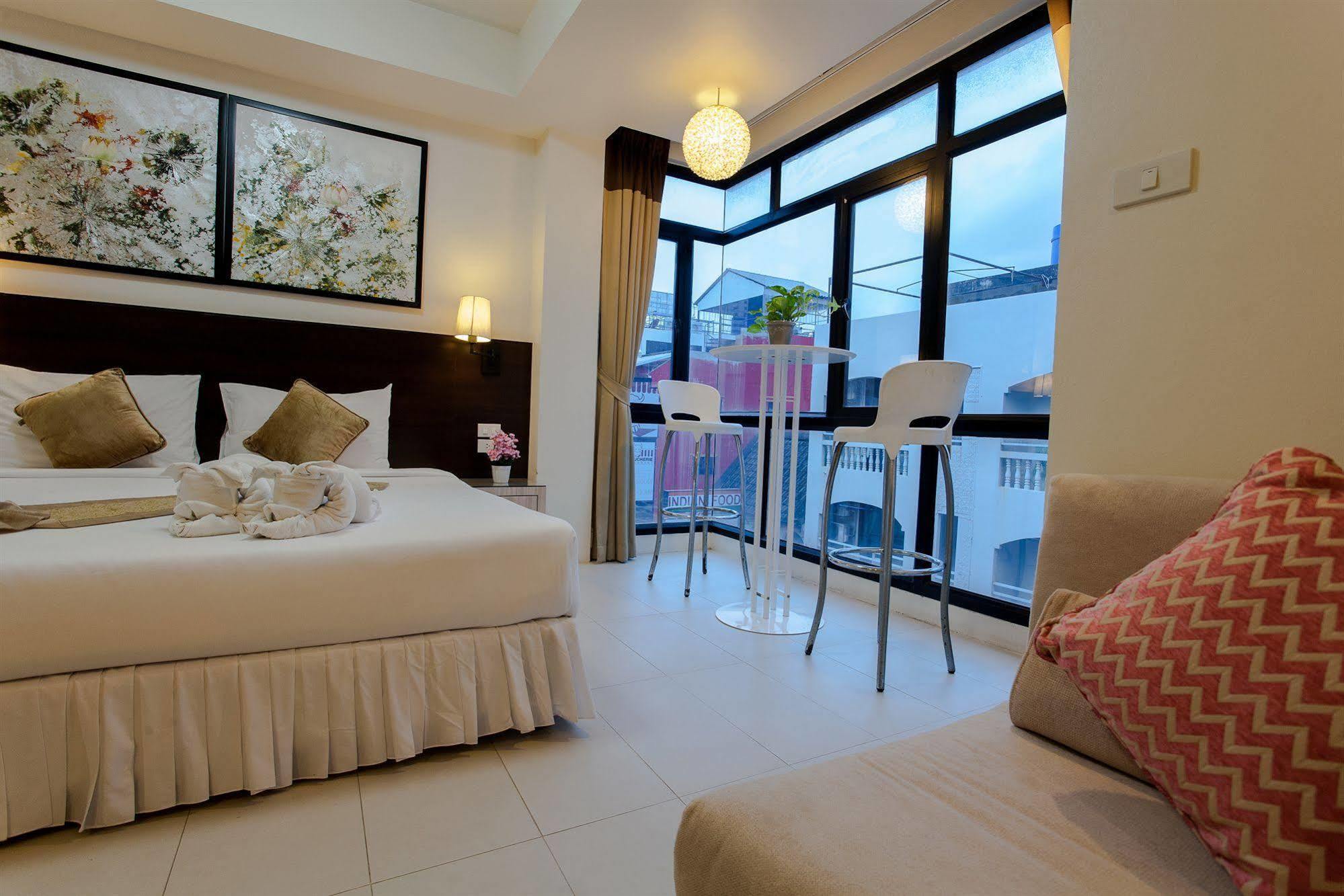 Hotel @ White Patong Esterno foto
