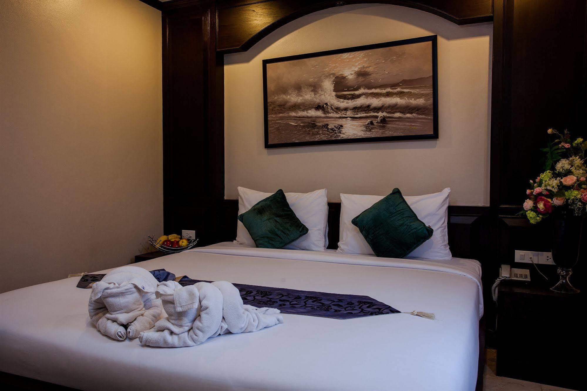 Hotel @ White Patong Esterno foto