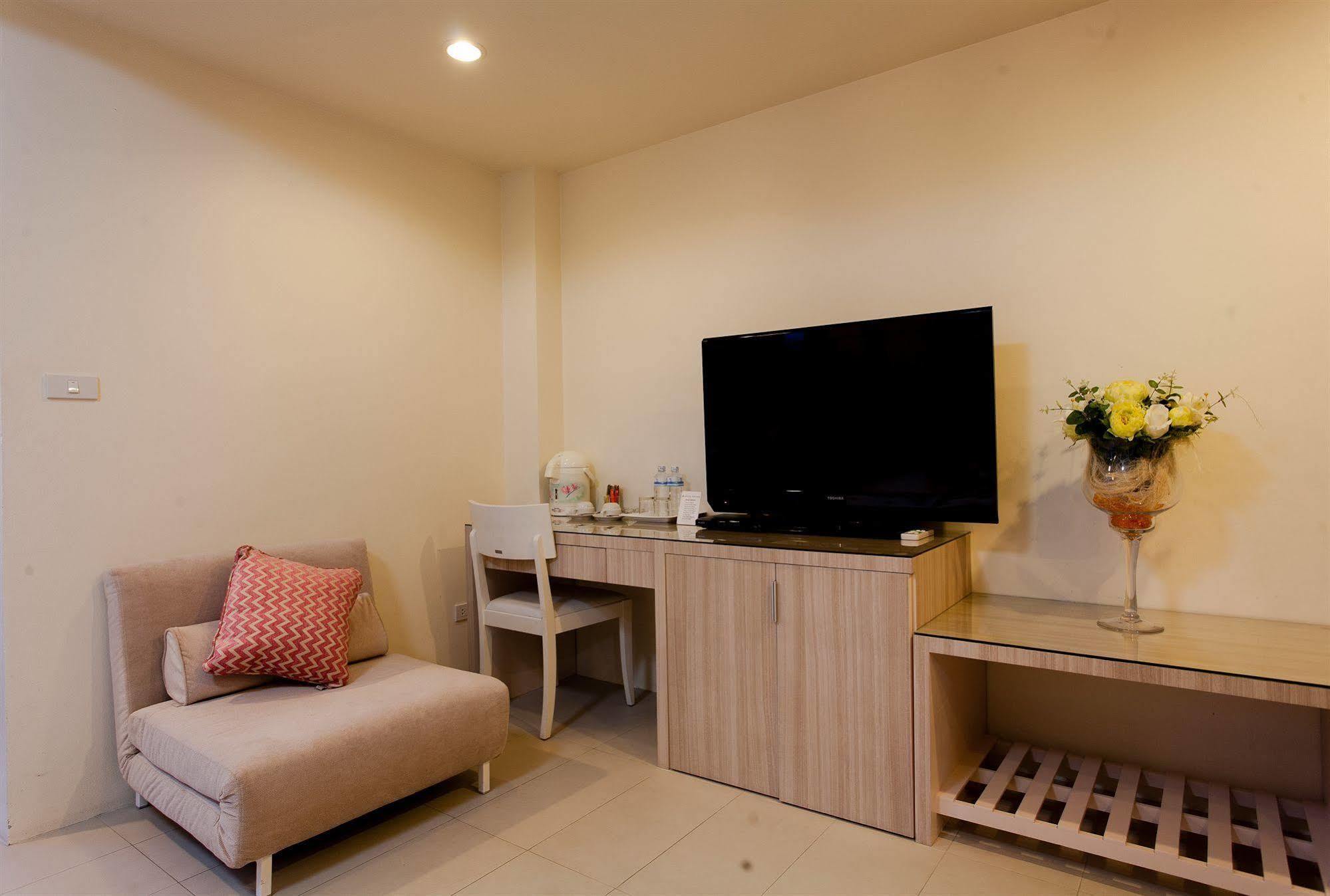 Hotel @ White Patong Esterno foto